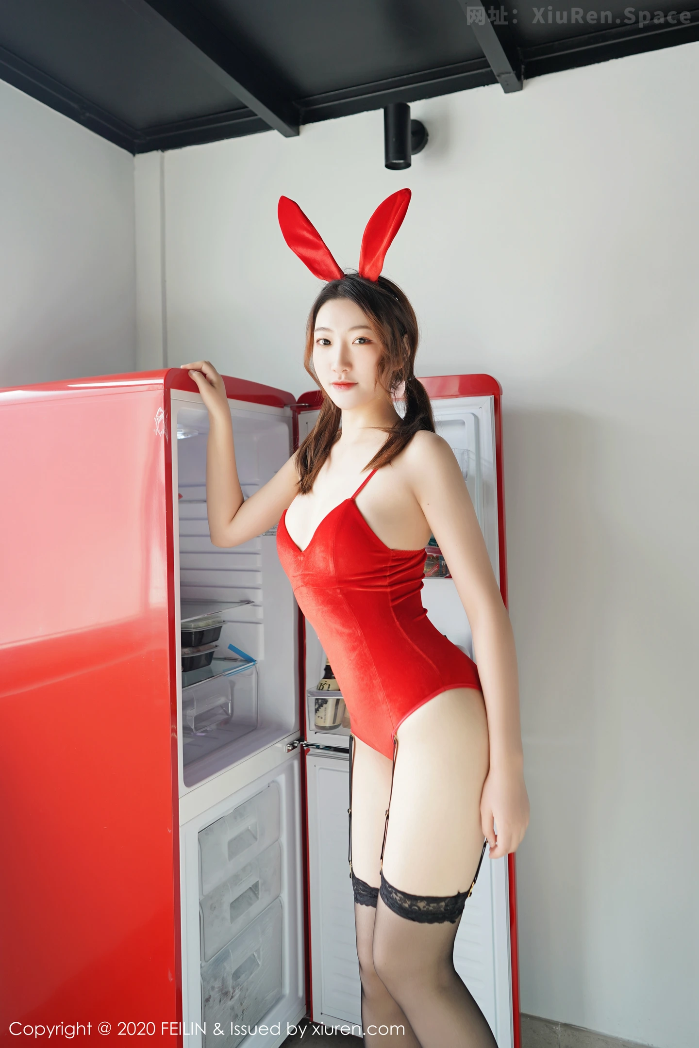 A小熊猫红衣美人写真1
